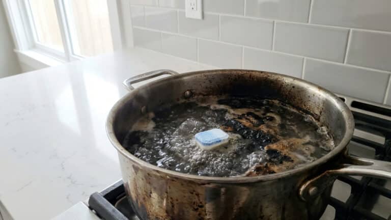 Truque para limpar panela queimada e devolver o brilho sem esforço