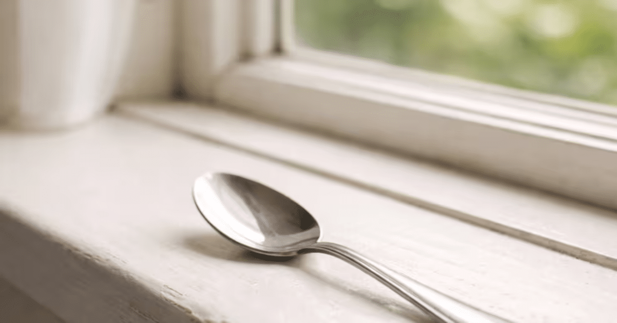 Colocar uma colher na janela: por que é recomendado e para que serve