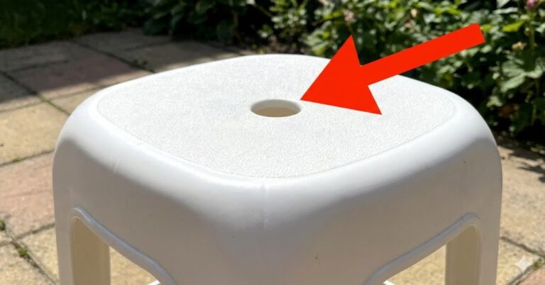 Para que serve o furo redondo no meio da cadeira de plástico?