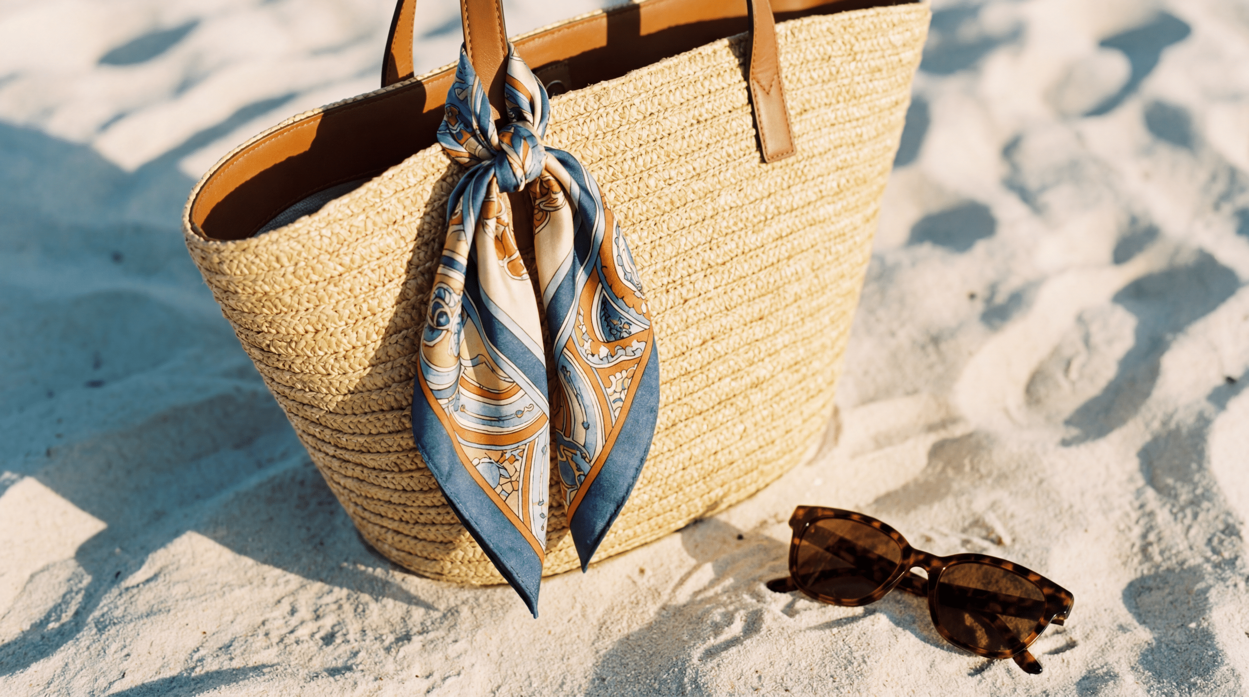 O segredo da bolsa de ráfia que virou febre nas praias europeias e como você pode ter a sua gastando quase nada