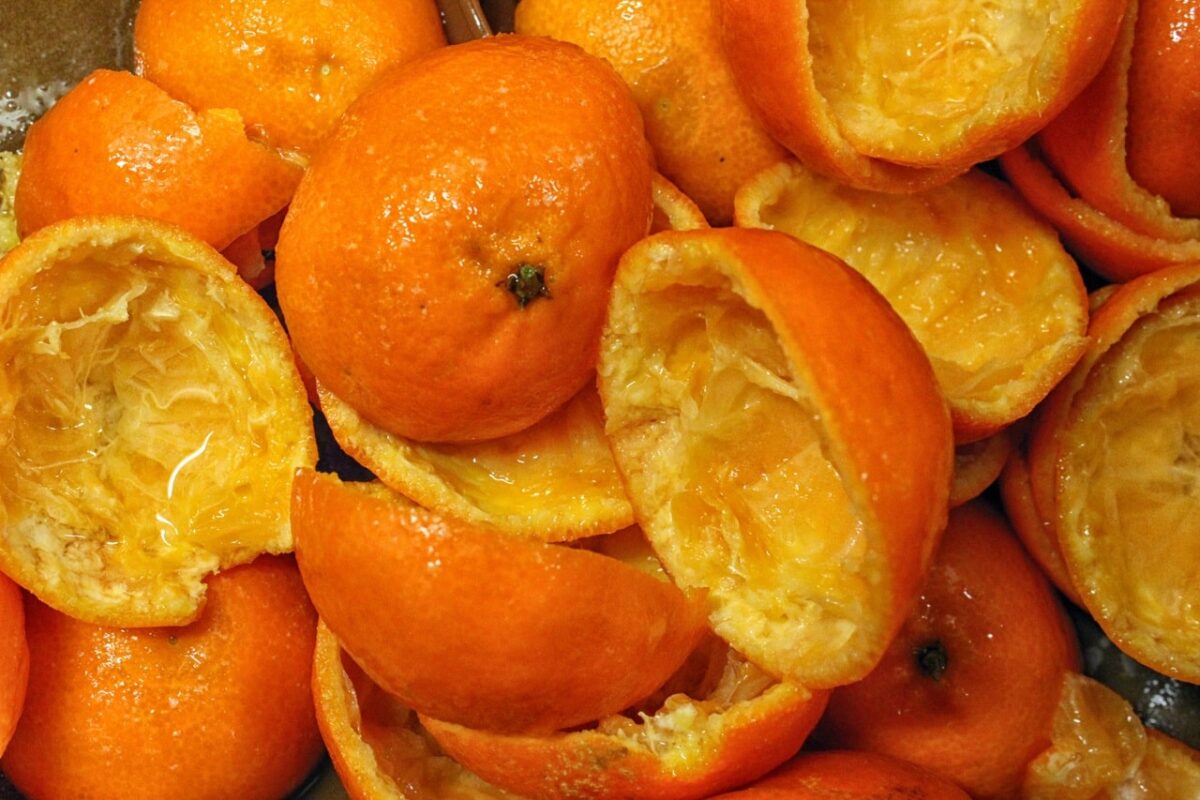 Porque você não deve jogar fora as cascas de laranja: benefícios e para que servem