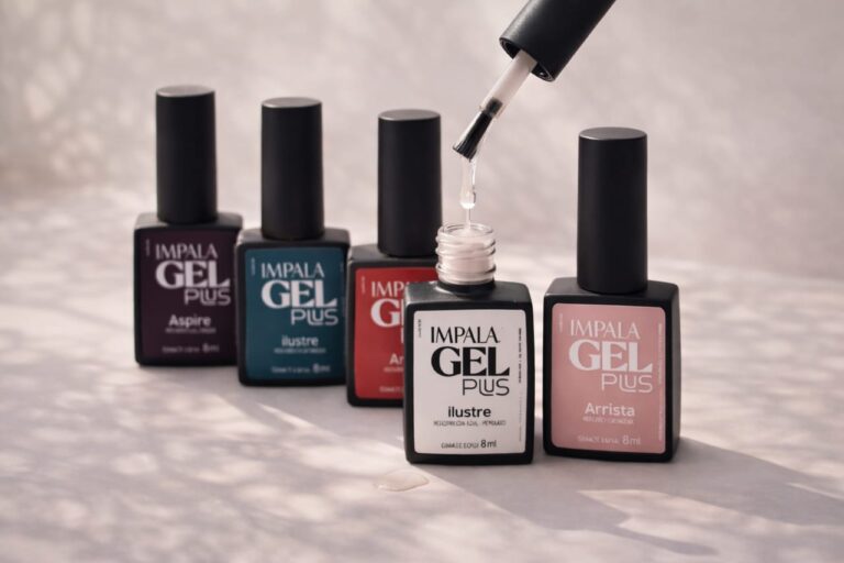 Frascos de esmaltes Impala Gel Plus em diversas cores, com um frasco aberto e esmalte pingando.