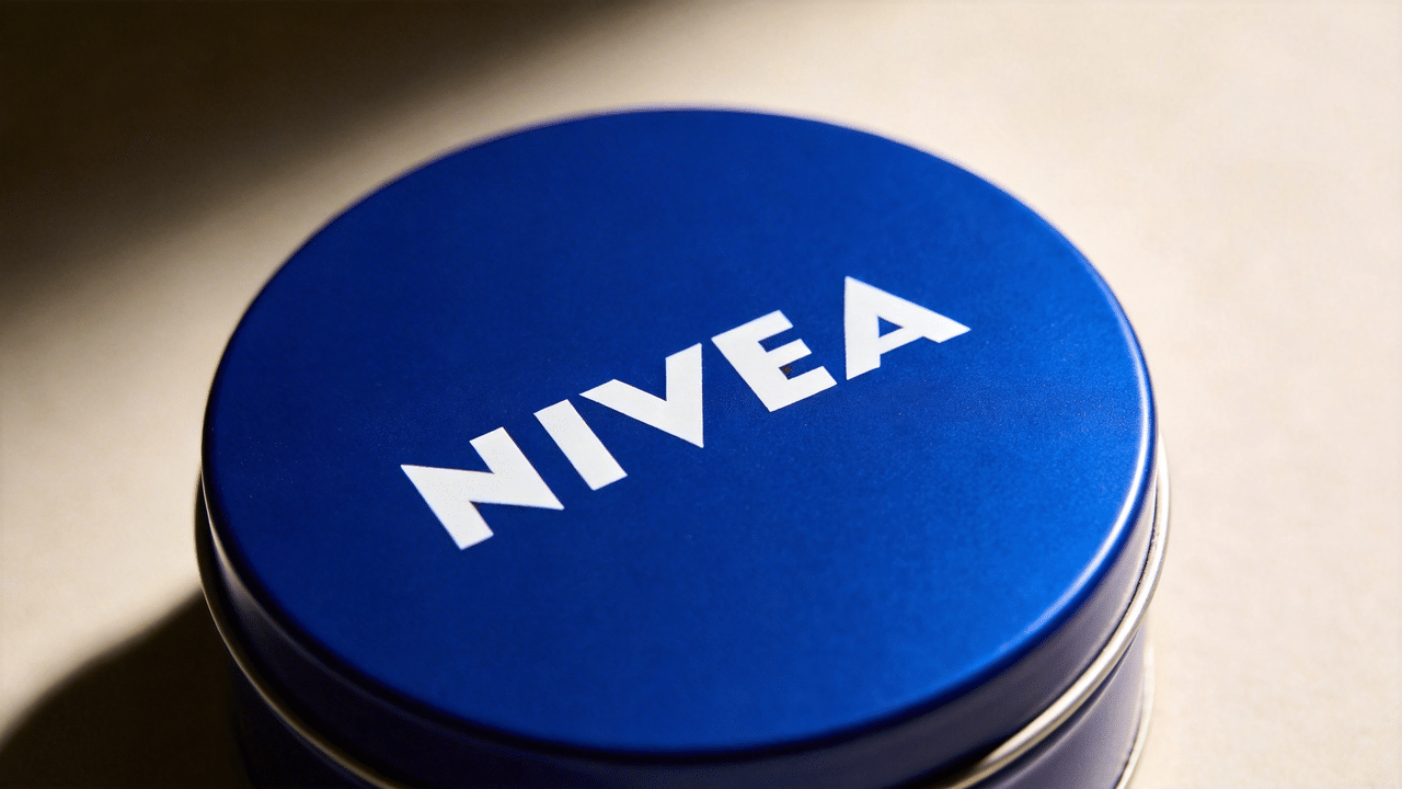 Skincare para peles maduras: como o Nivea azul pode substituir hidratantes caríssimos