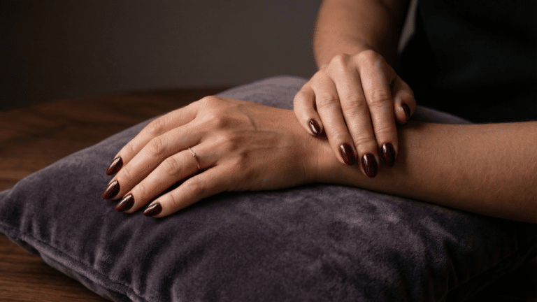 unhas cor de vermelho cereja