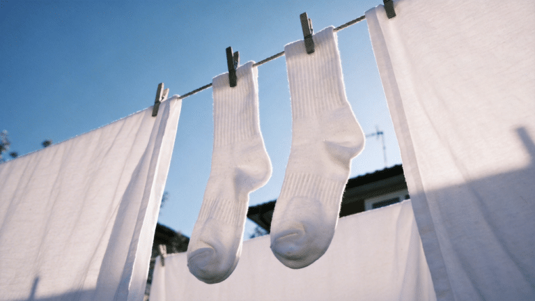 Como lavar meias muito encardidas e remover manchas escuras da sola sem esforço