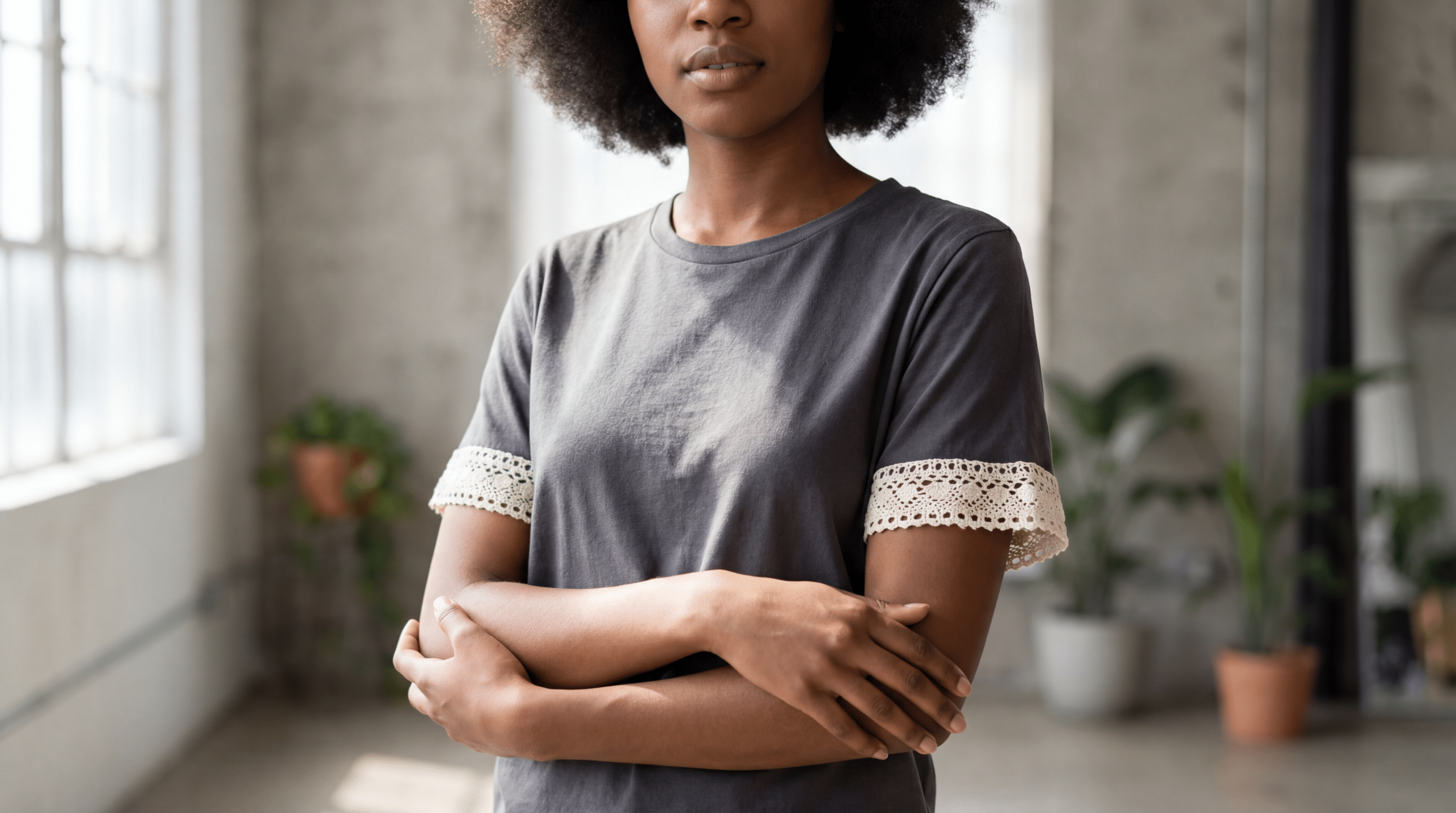 O truque para dar “cara de shopping” às suas roupas básicas usando apenas barrados de crochê