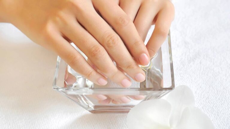 Mulher com unhas brilhantes nas mãos
