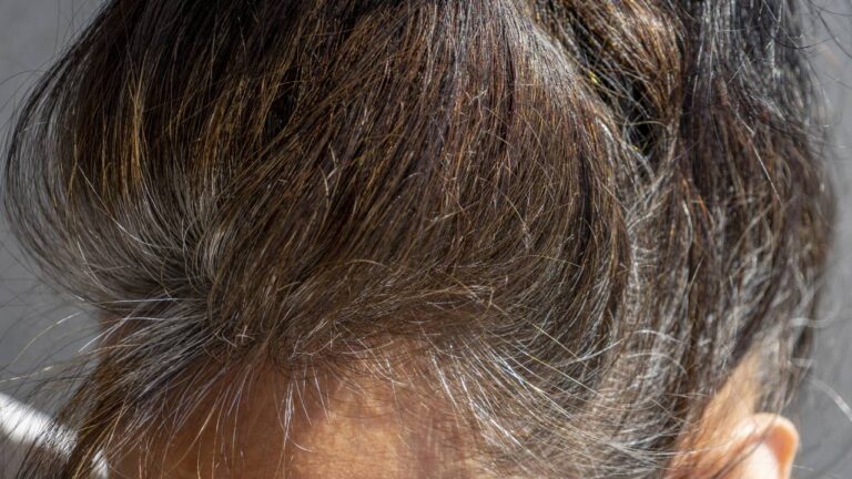 Mulher de cabelo grisalho
