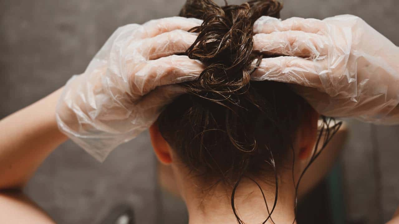 A receita caseira de café que restaura a cor, o brilho e a maciez do cabelo