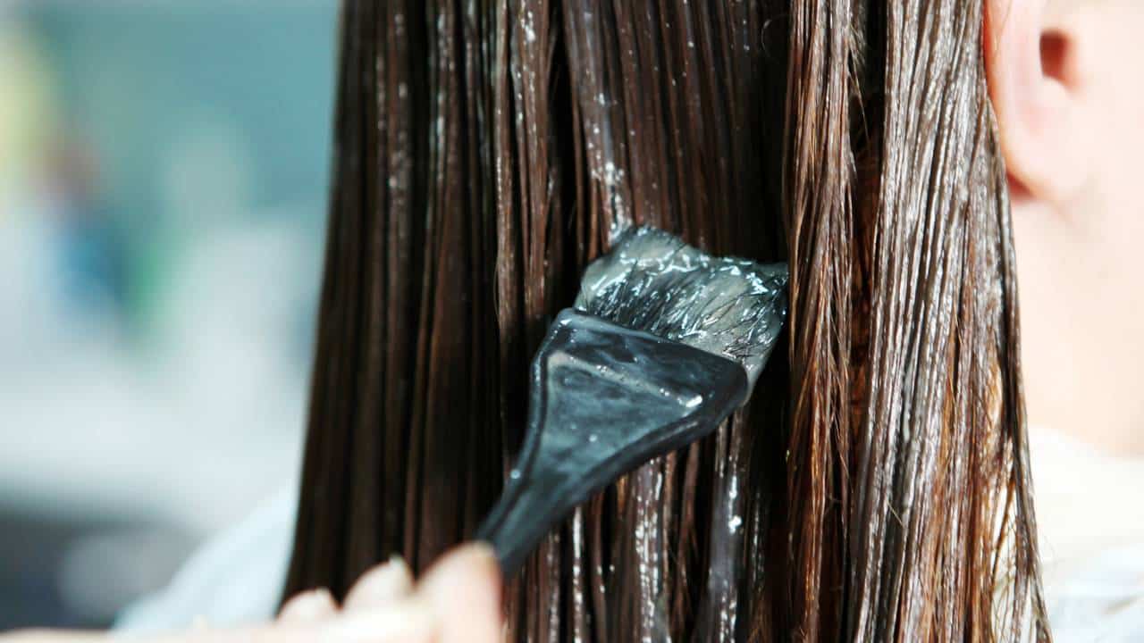 A nova tintura de cabelo que promete cobrir todos os cabelos brancos e não pede manutenção