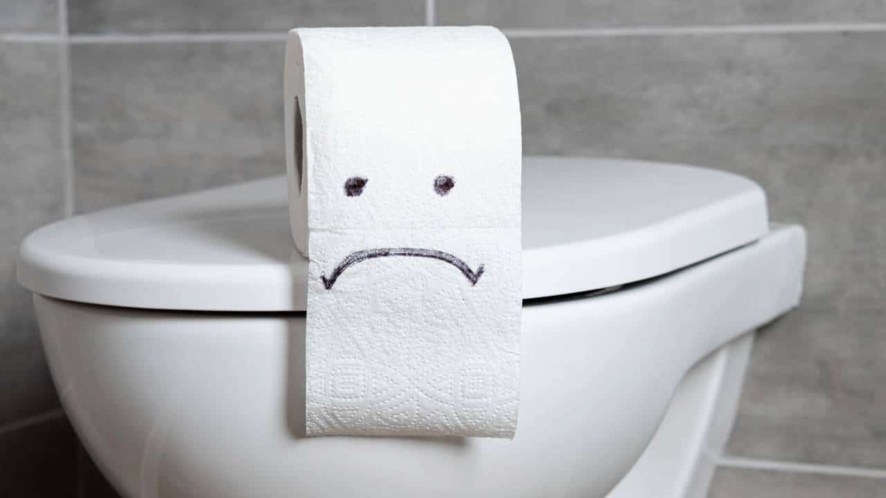 Por que evitar jogar papel higiênico no vaso sanitário no Brasil
