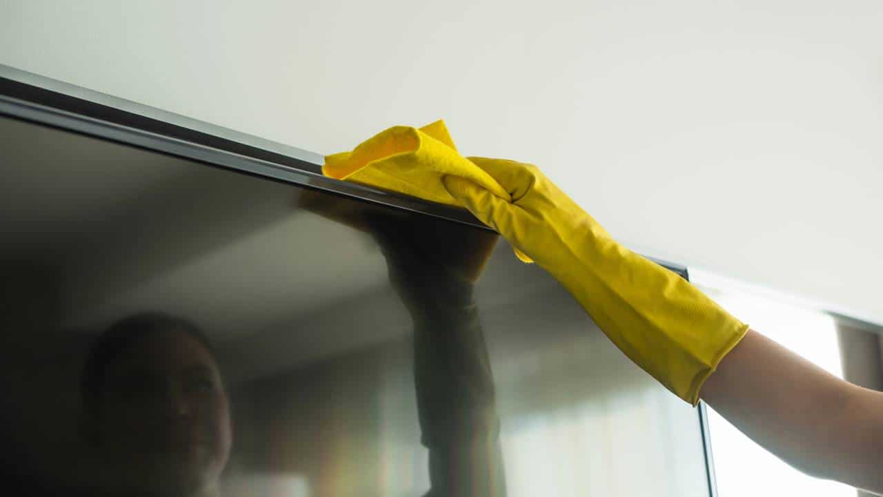 O truque simples para limpar a tela da sua TV e deixá-la com aparência de nova sem riscar