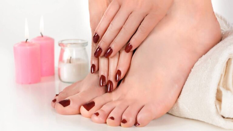 Unhas dos pés e das mãos em cor de vinho