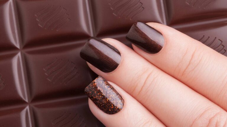 Unhas marrom chocolate