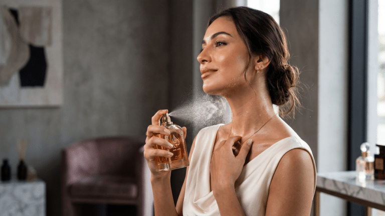 mulher borrifando perfume