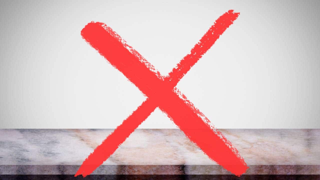 As novas bancadas que estão substituindo o mármore por não precisar de tanta manutenção e trazerem cor para a cozinha