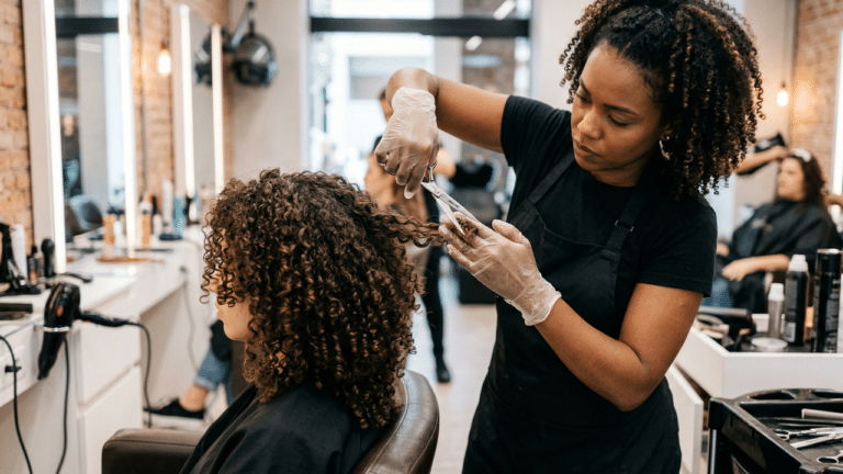 mulher cortando o cabelo 