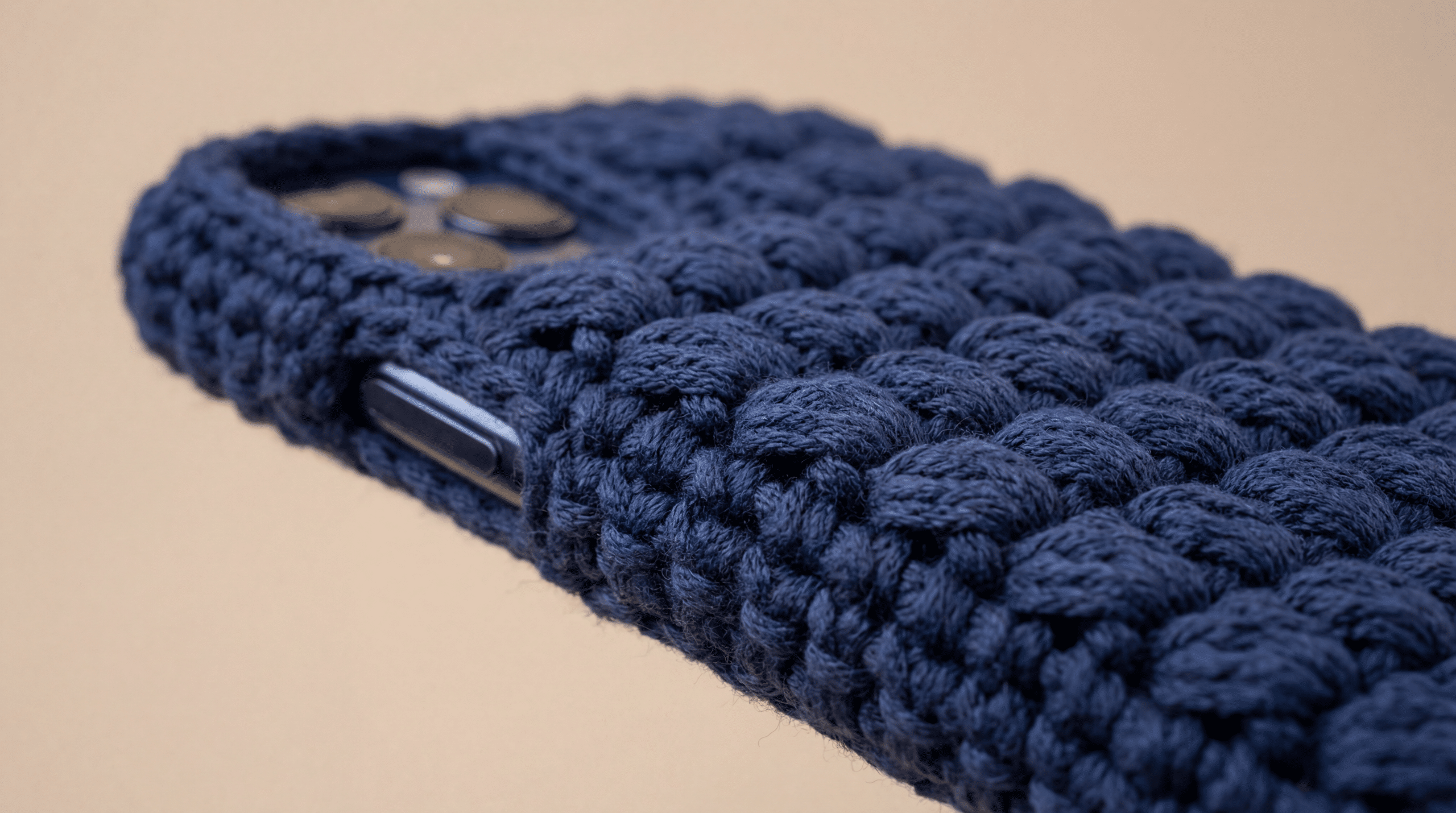 Capinha “Armadura” para celular: a técnica do ponto puff para proteção total do aparelho