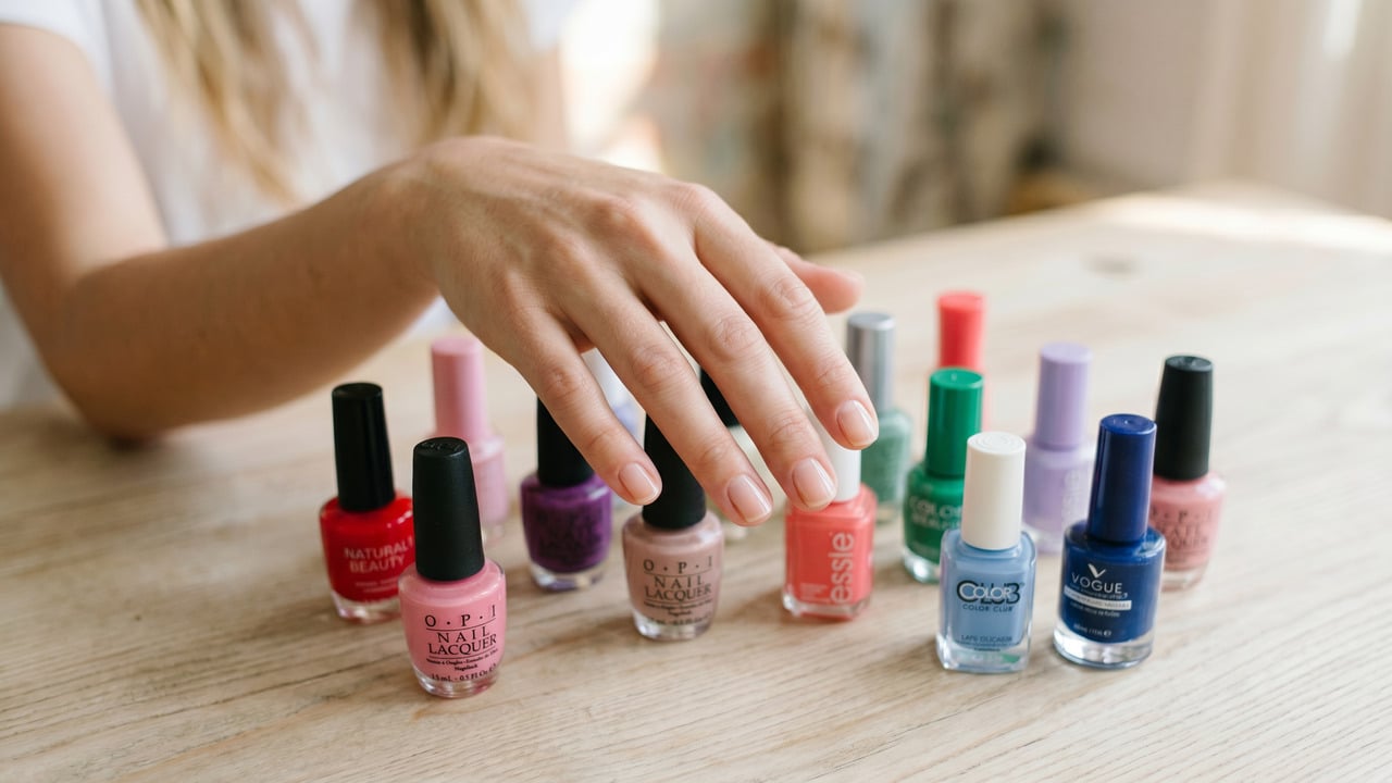 Bloqueio criativo na manicure? O método dos 3 filtros para decidir sua cor em menos de 1 minuto