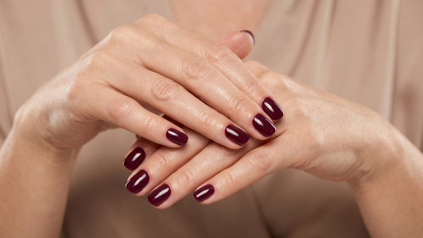 As 7 melhores cores de esmalte para mulheres acima de 50 anos