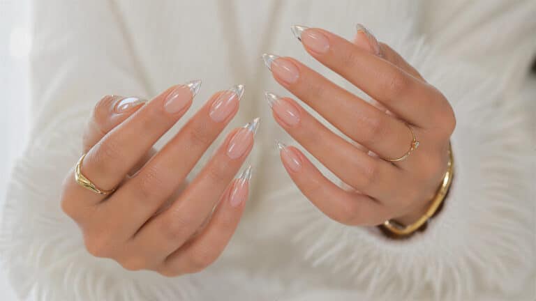 mãos femininas com unhas de vidro (alongamento em fibra)