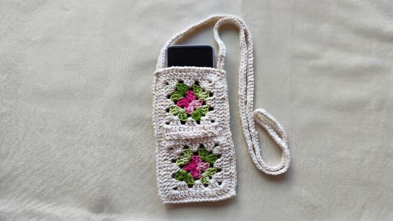 Porta-celular de crochê com squares pronto