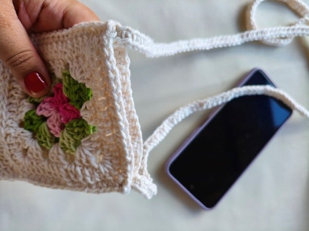 Porta celular de crochê finalizado