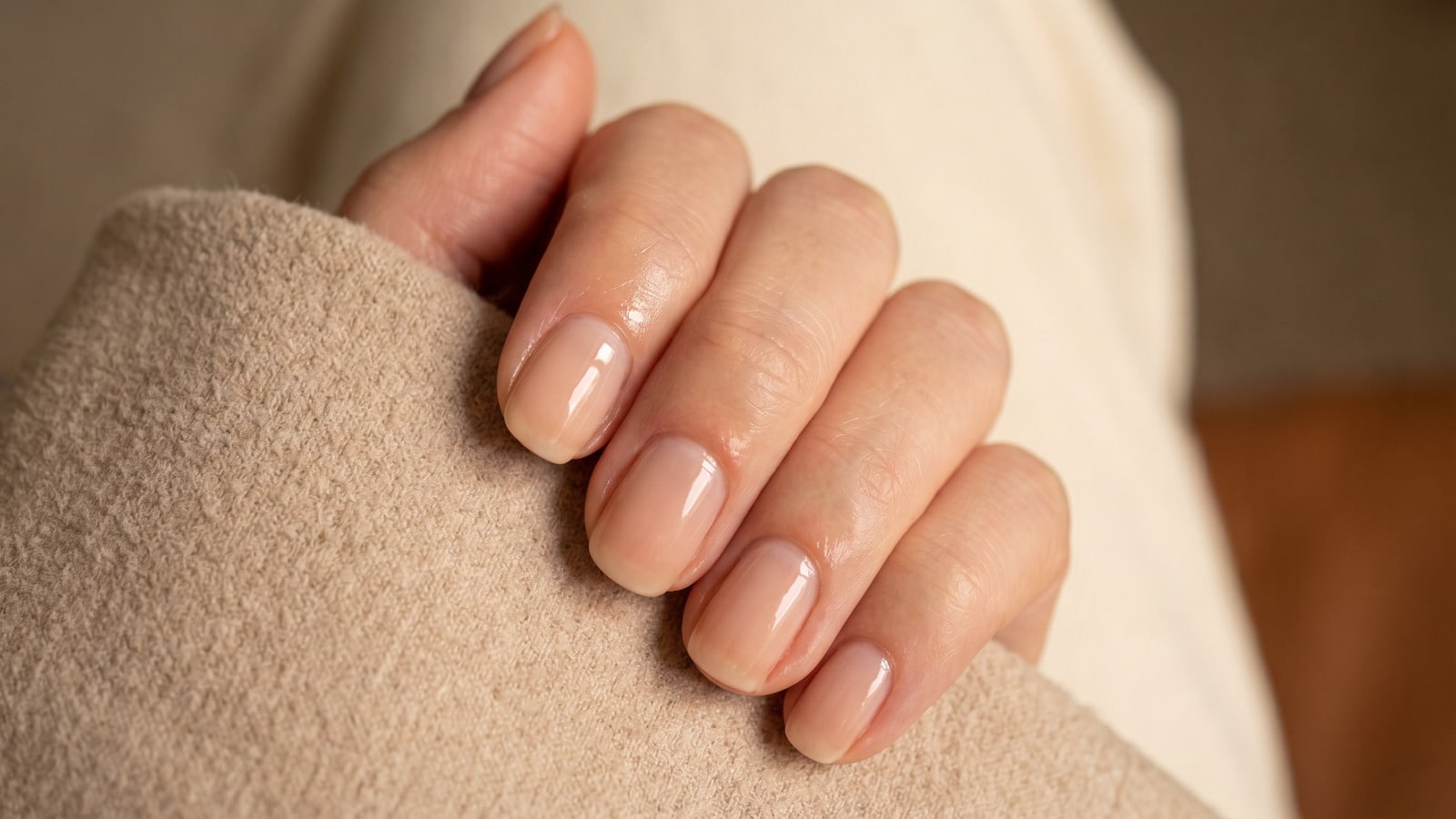 Manicure “de preguiçosa”: 3 cores que escondem o crescimento da unha e duram muito mais tempo