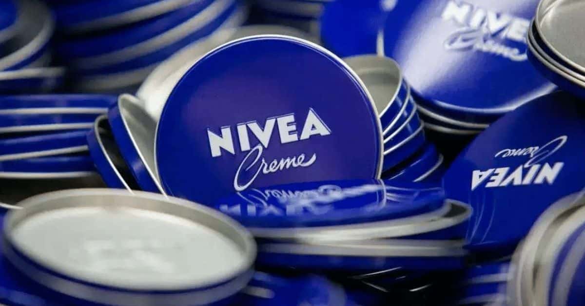 6 Razões que explicam por que tantas pessoas estão voltando a usar o creme clássico Nivea da latinha azul na rotina de beleza