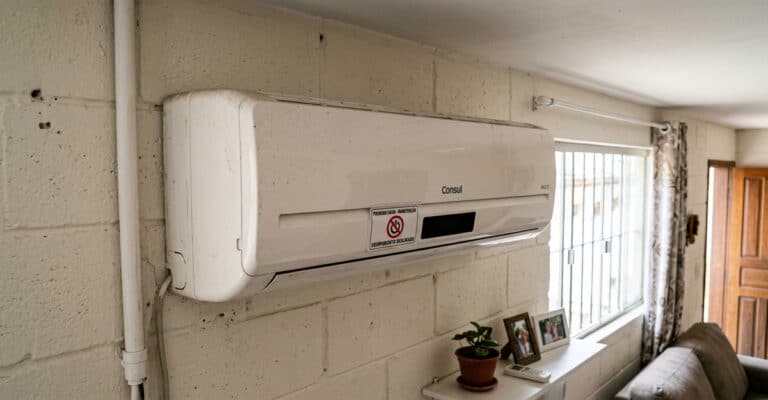 Controle remoto de ar-condicionado mostrando temperatura alta com aparelho desligado