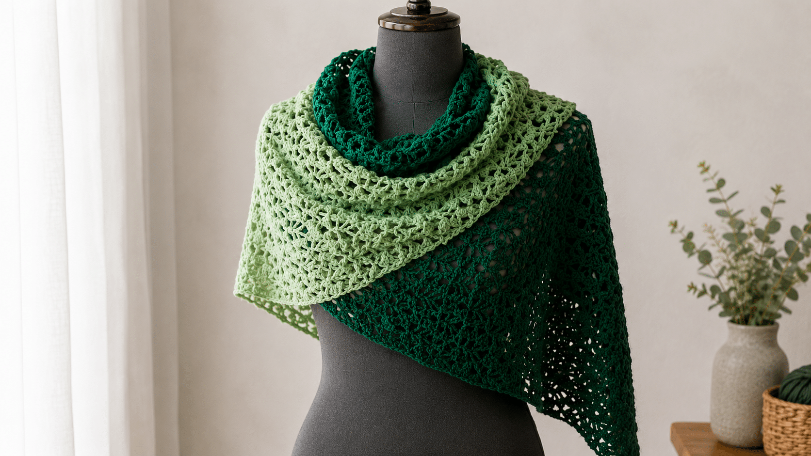 Xale de crochê em degradê deixa o look mais elegante com leveza artesanal