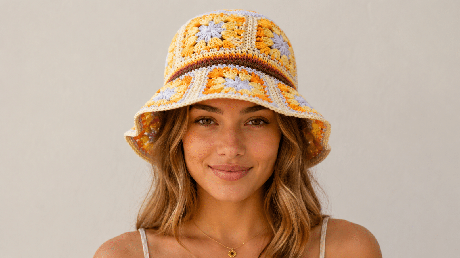 Chapéu bucket de crochê com squares ganha espaço nos looks leves e criativos