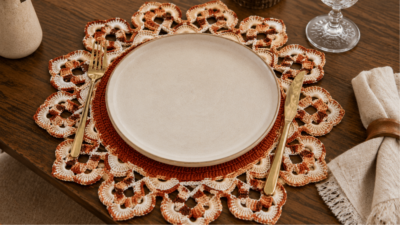 Sousplat de crochê rendado valoriza a mesa posta com charme artesanal