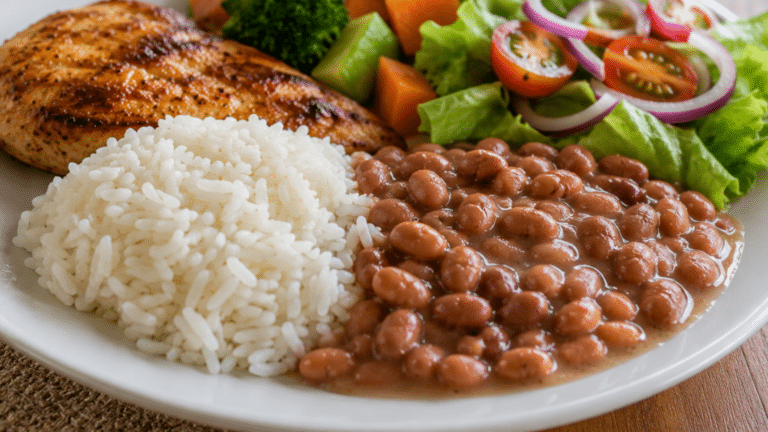Prato saudável e equilibrado com arroz, feijão, proteína grelhada, legumes e salada fresca para uma refeição simples, nutritiva e completa.