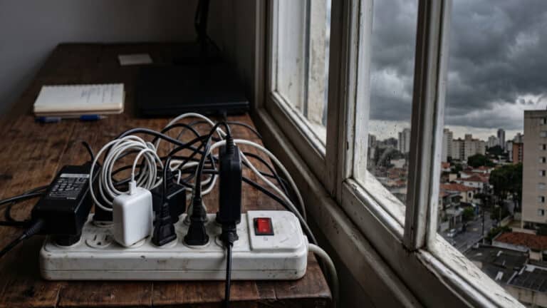 Filtro de linha com várias tomadas conectadas e tempo armando chuva