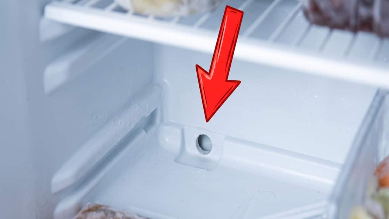 O que é esse furo no congelador da geladeira e para que serve?