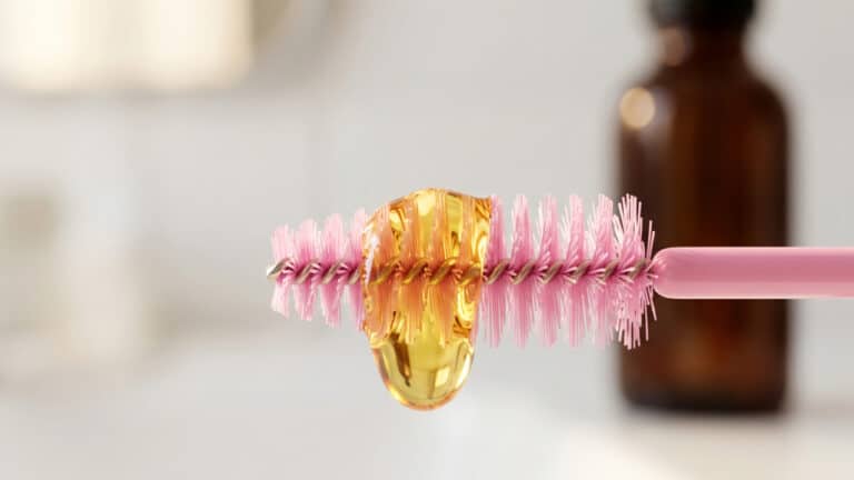 Gota de óleo de rícino em pincel para cilhos