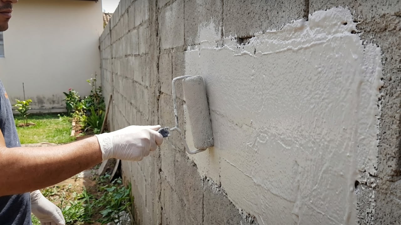 Tinta emborrachada caseira: a receita barata que protege muros e paredes do sol e da chuva