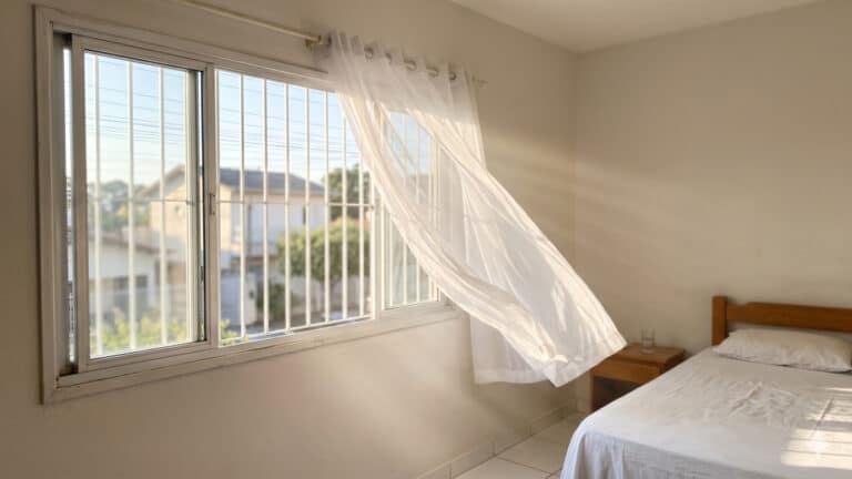 Janela do quarto aberta para ventilação no quarto
