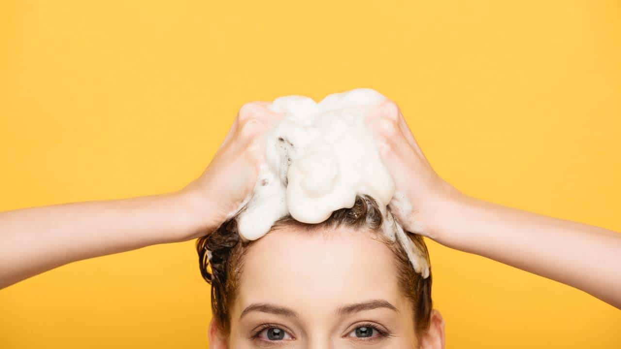 Nem a cada dois dias, nem uma vez por semana: essa é a frequência ideal lavando o cabelo