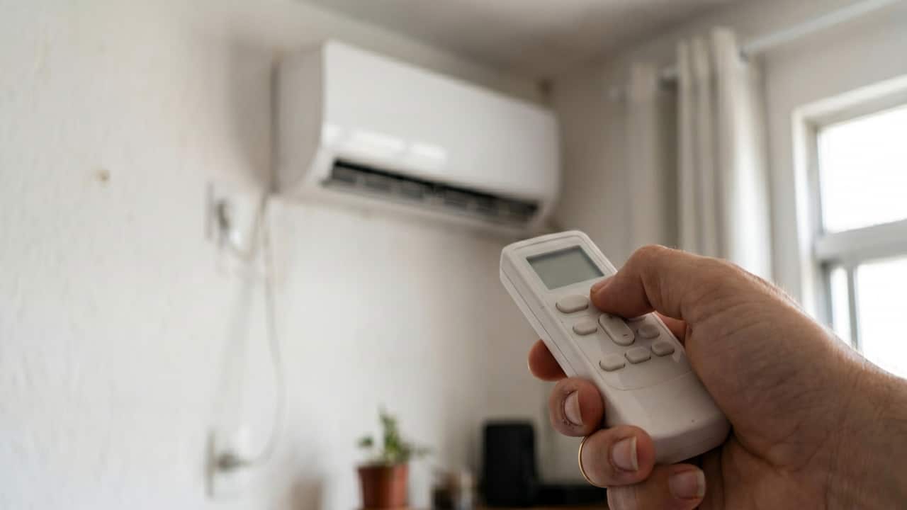 Brasileiros estão trocando o ar-condicionado tradicional por um modelo inverter que promete reduzir a conta de luz em até 60% sem perder potência, ajustando automaticamente o consumo conforme a temperatura do ambiente