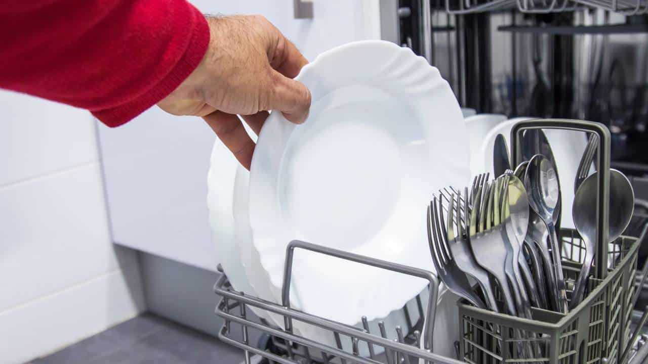Todo mundo quer uma lava-louças, mas poucos sabem o que nunca pode entrar nela