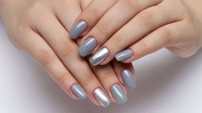 Unhas quadradas de cor neutra