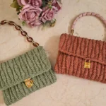 Duas bolsas de crochê sofisticadas nas cores verde sálvia e terracota, com alças diferenciadas e acabamento dourado