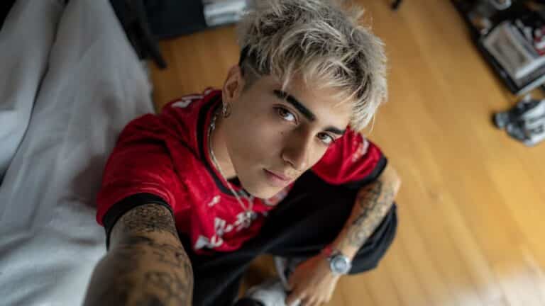 Como fazer luzes em cabelo masculino na sua casa com produtos bons e os cuidados certos