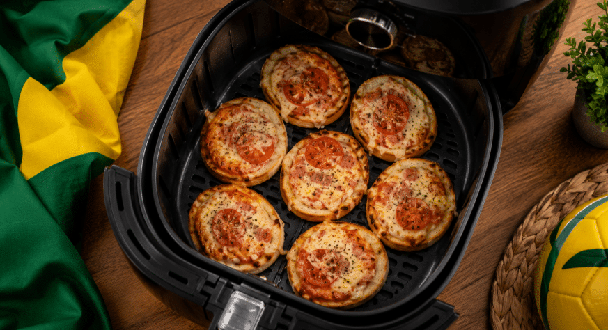 Petisco para ver os jogos da Copa do Mundo: Mini pizzas na Air Fryer é petisco fácil com poucos ingredientes