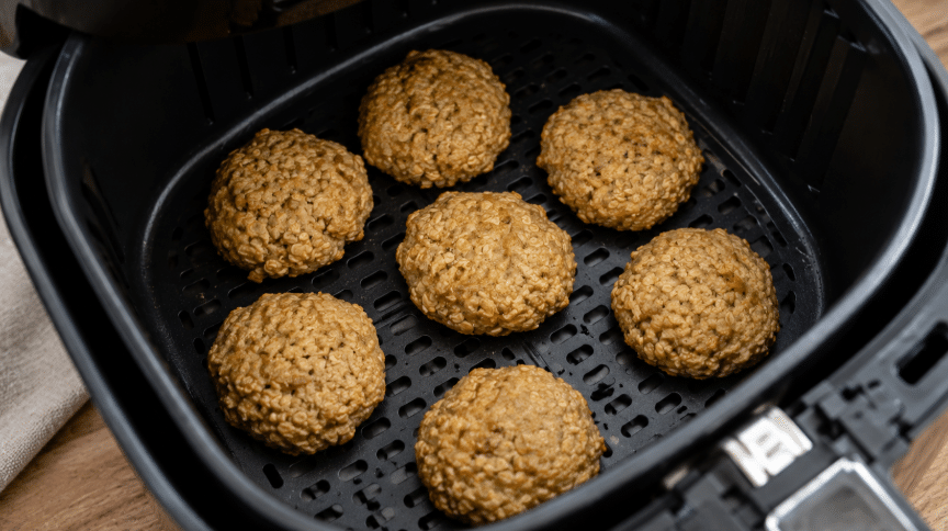 São apenas 2 ingredientes na Air Fryer: venha ver como fazer bolinho de banana com aveia