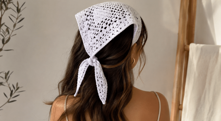 Bandanas de crochê voltam com gráficos e charme artesanal que deixam o visual mais estiloso