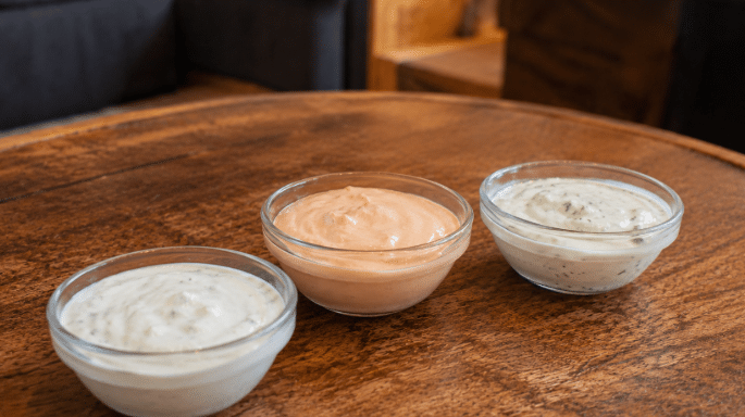 3 molhos com 3 ingredientes para acompanhar petiscos enquanto você assiste os jogos da copa
