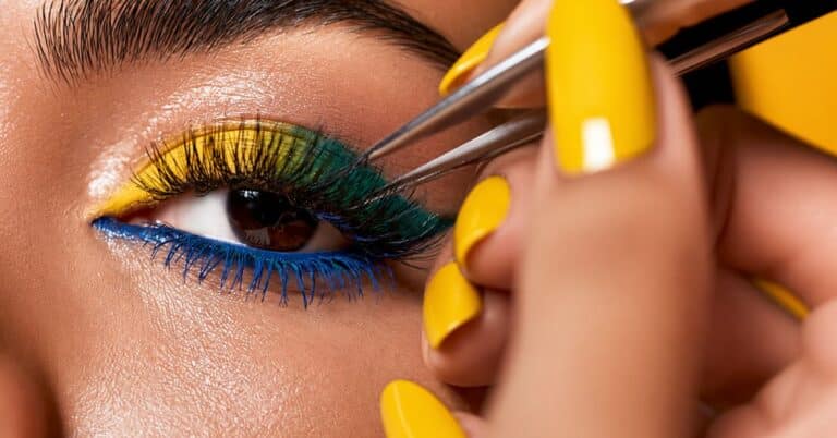 Maquiagem Brasilcore com sombra amarela, verde e azul inspirada nas cores do Brasil